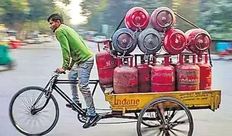 LPG Price Hike: వాణిజ్య సిలిండర్పై రూ.21 వడ్డన LPG Price Hike: వాణిజ్య సిలిండర్పై రూ.21 వడ్డన