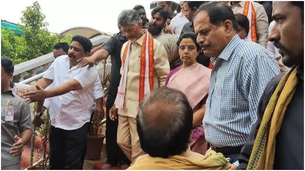 Chandrababu: దుర్గమ్మను దర్శించుకున్న చంద్రబాబు దంపతులు.. Chandrababu: దుర్గమ్మను దర్శించుకున్న చంద్రబాబు దంపతులు..