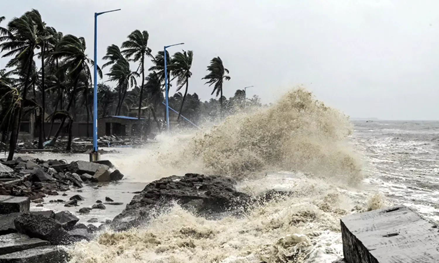 మిచాంగ్ తుఫాన్ ఎఫెక్ట్.. ఏపీ లోని కొన్ని ప్రాంతాల్లో రెడ్ అలర్ట్