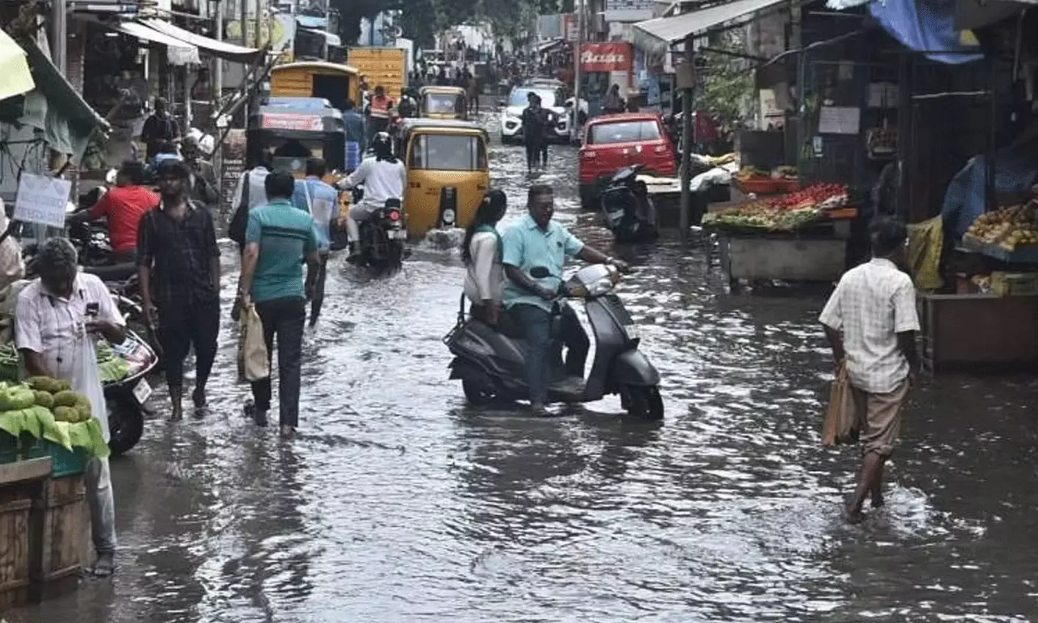 చెన్నైలో వర్షాలు.. అనేక ప్రాంతాల్లో ఇళ్లలోకి నీళ్లు చెన్నైలో వర్షాలు.. అనేక ప్రాంతాల్లో ఇళ్లలోకి నీళ్లు