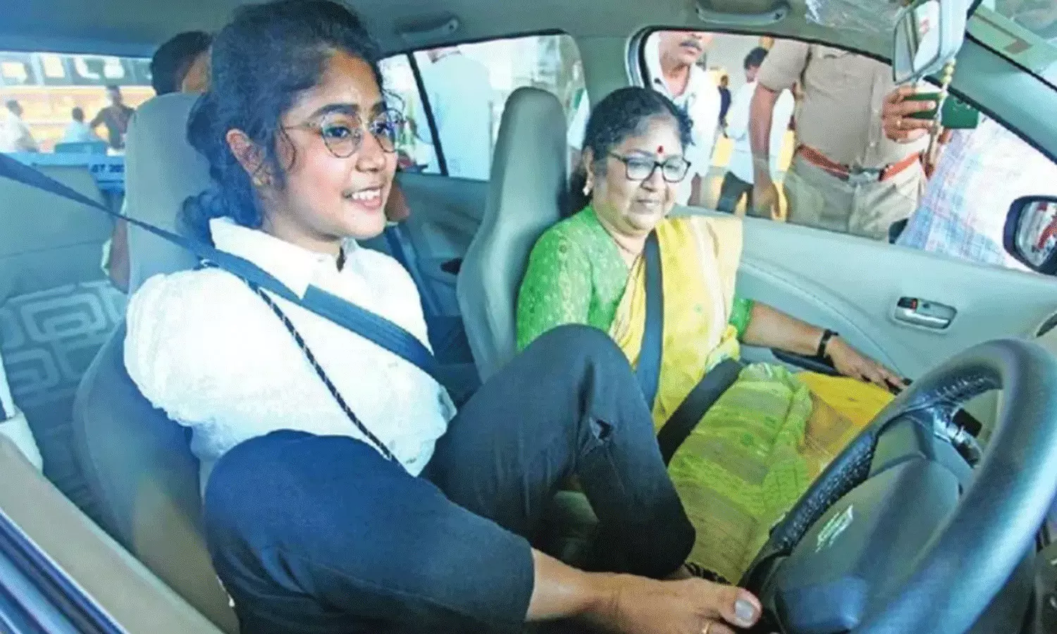 చేతులు లేకపోయినా డ్రైవింగ్ లైసెన్స్.. ఆసియాలోనే మొదటి మహిళగా రికార్డ్ చేతులు లేకపోయినా డ్రైవింగ్ లైసెన్స్.. ఆసియాలోనే మొదటి మహిళగా రికార్డ్