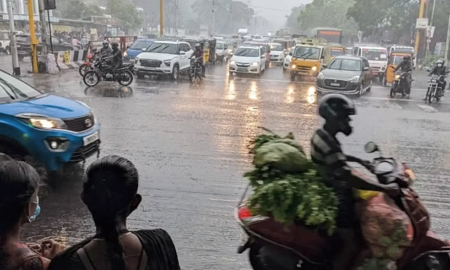 తీరం దాటనున్న తుఫాన్.. తేరుకుంటున్న చెన్నై తీరం దాటనున్న తుఫాన్.. తేరుకుంటున్న చెన్నై