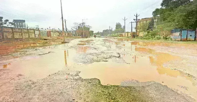 ఈ రోడ్లు.. నరకానికి నకళ్లు