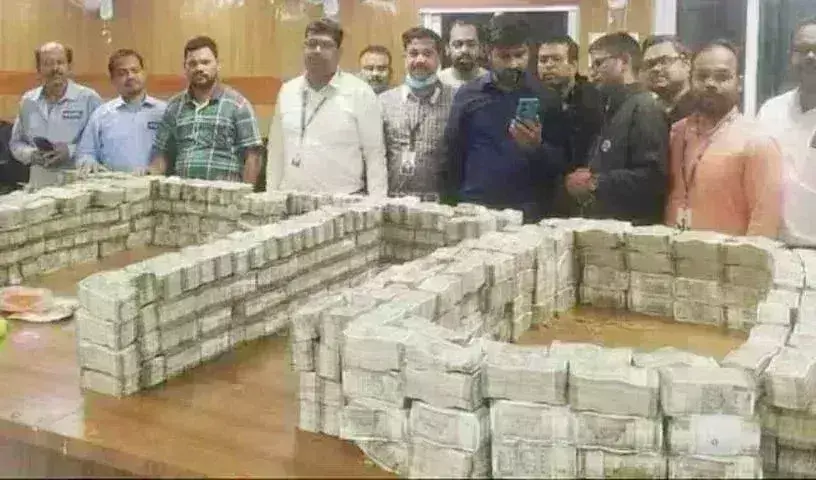 IT Rides : కాంగ్రెస్ ఎంపీ బంధువుల కంపెనీల్లో కొనసాగుతున్న ఐటీ దాడులు IT Rides : కాంగ్రెస్ ఎంపీ బంధువుల కంపెనీల్లో కొనసాగుతున్న ఐటీ దాడులు
