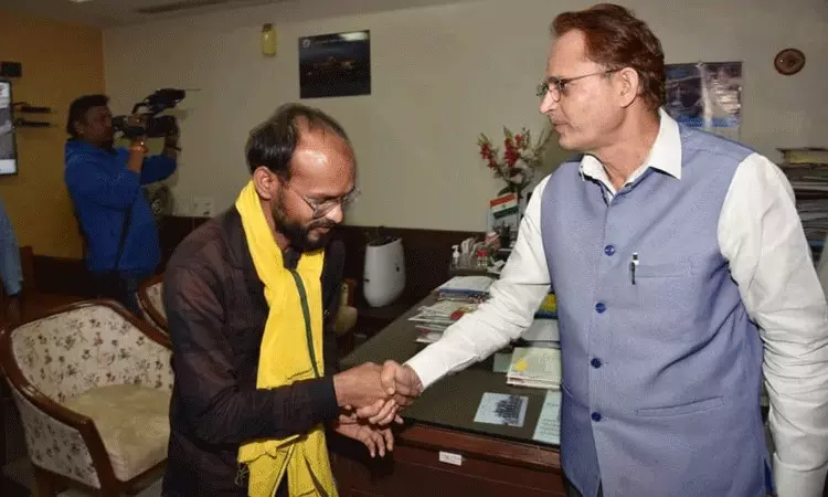 అప్పు చేసి ఎన్నికల్లో గెలిచి.. మట్టి ఇంట్లో నివసిస్తున్న పేద ఎమ్ఎల్ఏ అప్పు చేసి ఎన్నికల్లో గెలిచి.. మట్టి ఇంట్లో నివసిస్తున్న పేద ఎమ్ఎల్ఏ