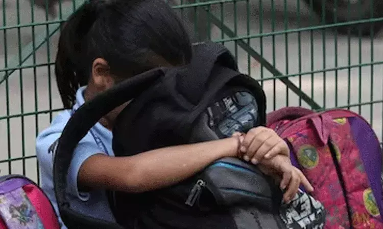 బుద్దిలేని ఉపాధ్యాయులు.. విద్యార్థినులను లైంగికంగా వేధించడంతో.. బుద్దిలేని ఉపాధ్యాయులు.. విద్యార్థినులను లైంగికంగా వేధించడంతో..