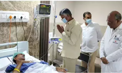 KCR: కేసీఆర్ను పరామర్శించిన చంద్రబాబు KCR: కేసీఆర్ను పరామర్శించిన చంద్రబాబు