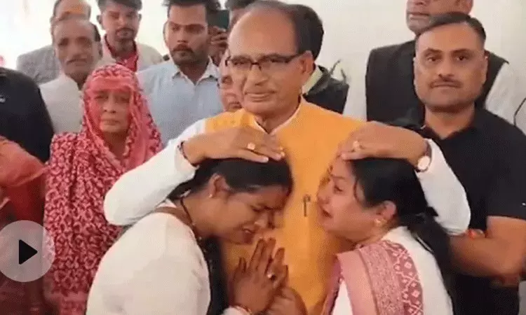 మధ్యప్రదేశ్ మాజీ సీఎంకు మహిళలు భావోద్వేగ వీడ్కోలు.. మధ్యప్రదేశ్ మాజీ సీఎంకు మహిళలు భావోద్వేగ వీడ్కోలు..