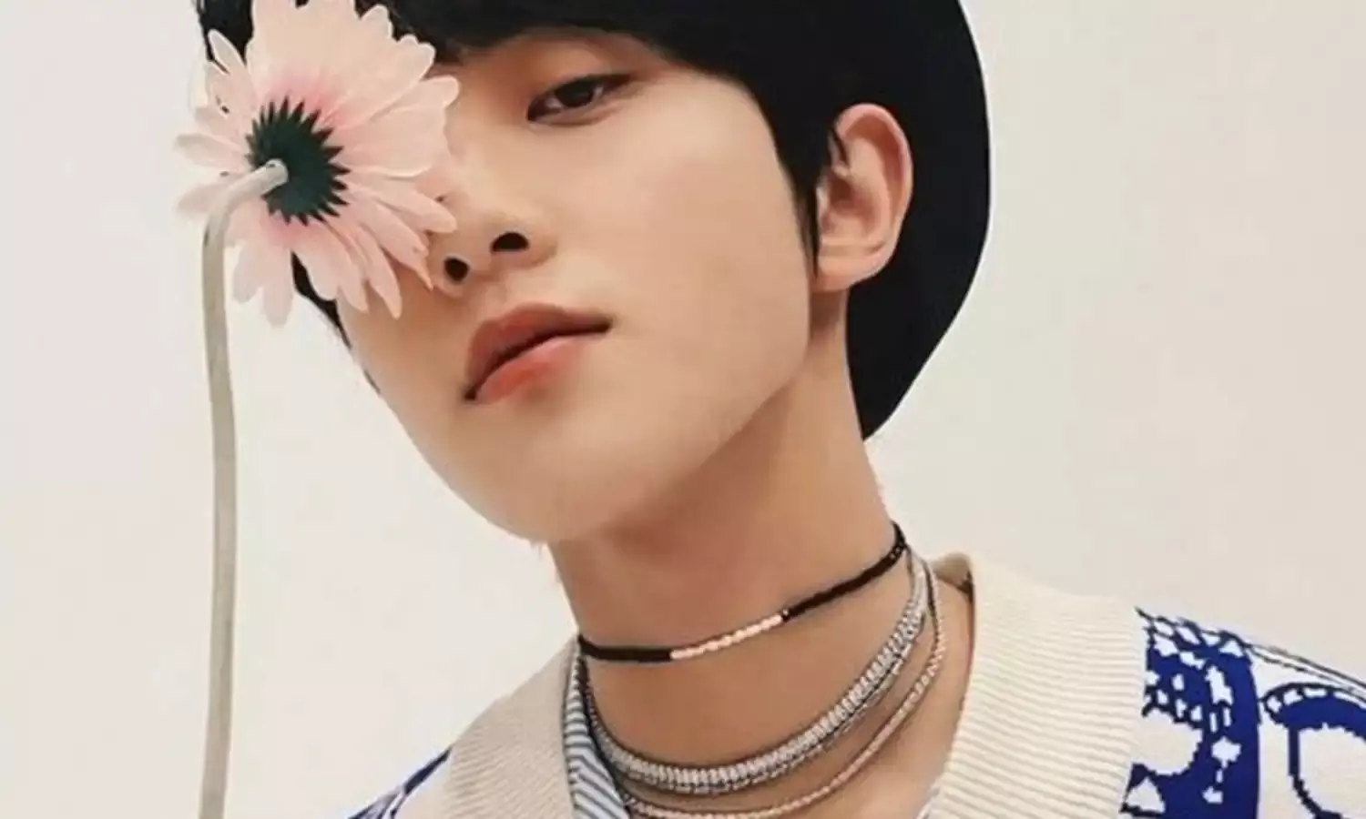 Zhang Xingte చైనీస్ సింగర్ పై విమానాశ్రయంలో అభిమానులు దాడి