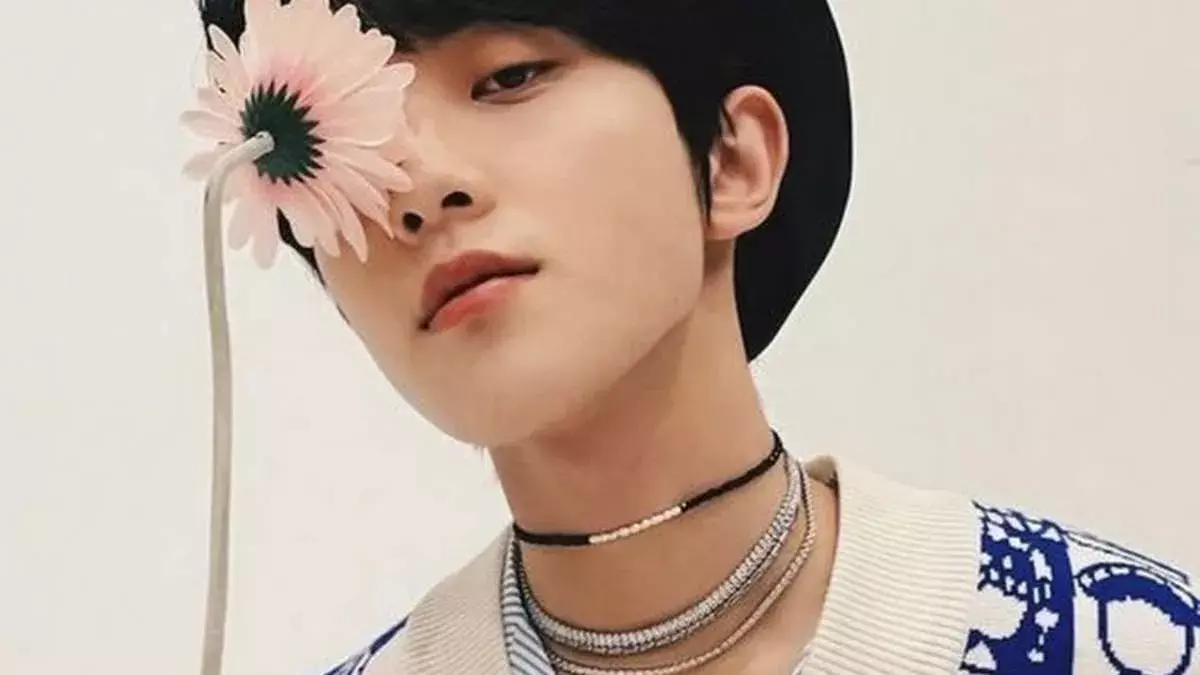 Zhang Xingte చైనీస్ సింగర్ పై విమానాశ్రయంలో అభిమానులు దాడి