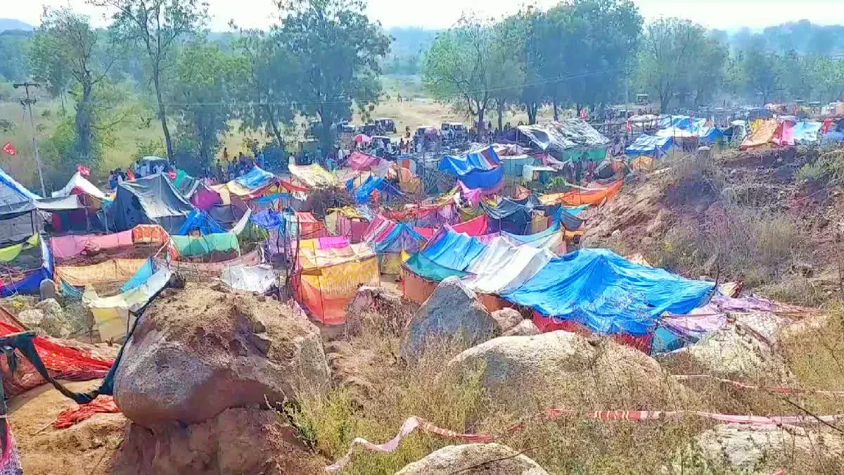 ప్రభుత్వ స్థలంలో  పేదల గుడిసెలు ప్రభుత్వ స్థలంలో  పేదల గుడిసెలు