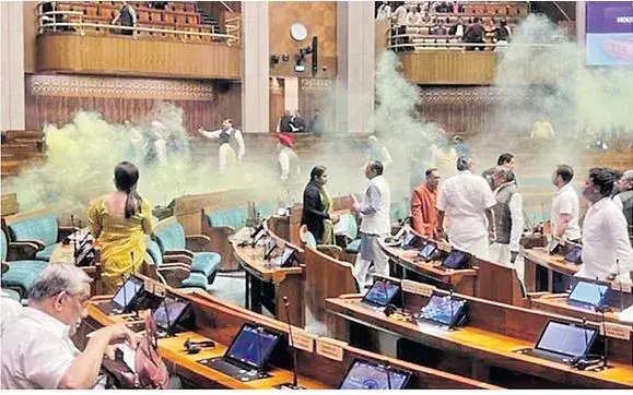 LOKSABHA: పక్కా ప్రణాళికతోనే పార్లమెంట్లోకి LOKSABHA: పక్కా ప్రణాళికతోనే పార్లమెంట్లోకి