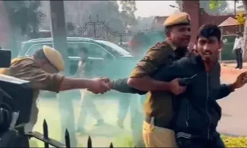 పార్లమెంటు భద్రతా ఉల్లంఘన.. 8 మంది సిబ్బంది సస్పెండ్ పార్లమెంటు భద్రతా ఉల్లంఘన.. 8 మంది సిబ్బంది సస్పెండ్