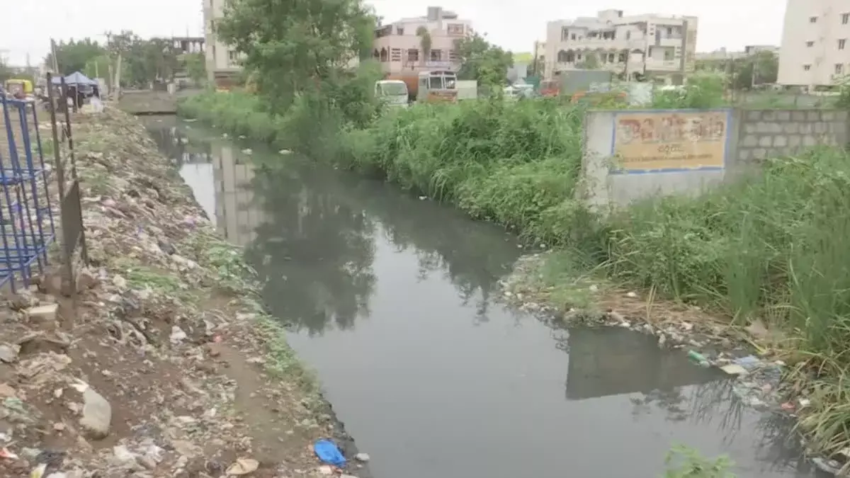 Vijayawada: విజయవాడలో మురుగునీటి కాలువల సమస్య.. Vijayawada: విజయవాడలో మురుగునీటి కాలువల సమస్య..
