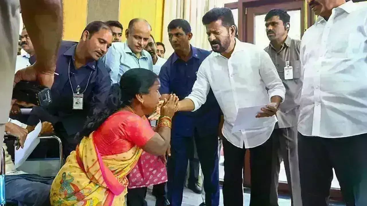 Prajavani : ప్రజాభవన్లో ప్రజావాణి.. అర కి.మీ మేర బారులుదీరిన అర్జీదారులు Prajavani : ప్రజాభవన్లో ప్రజావాణి.. అర కి.మీ మేర బారులుదీరిన అర్జీదారులు