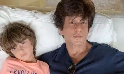 AbRam : స్కూల్ వార్షికోత్సవంలో తండ్రి వలే సిగ్నేచర్ ఫోజ్ AbRam : స్కూల్ వార్షికోత్సవంలో తండ్రి వలే సిగ్నేచర్ ఫోజ్