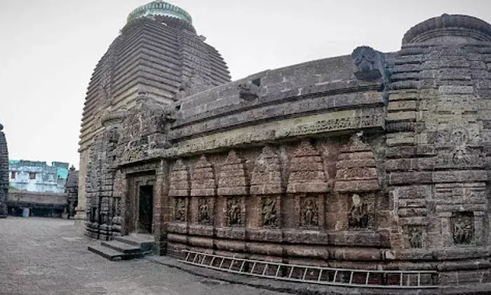 Srimukhalingamశిథిలావస్థలో శ్రీముఖలింగేశ్వర ఆలయం Srimukhalingamశిథిలావస్థలో శ్రీముఖలింగేశ్వర ఆలయం