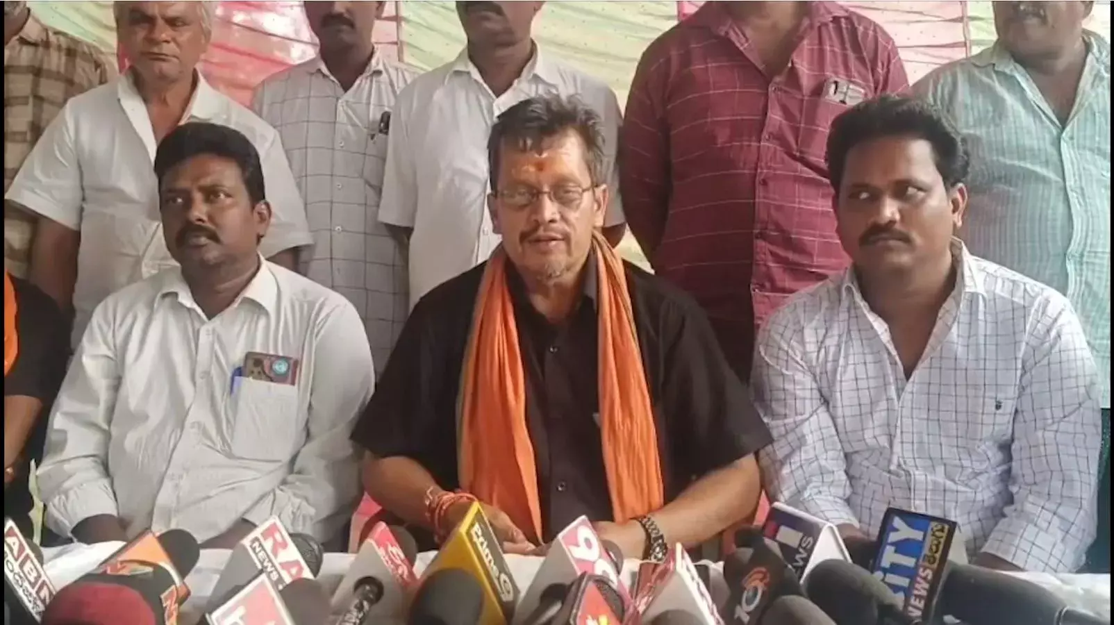 AP: వైసీపీలో భగ్గుమంటున్న విభేదాలు AP: వైసీపీలో భగ్గుమంటున్న విభేదాలు