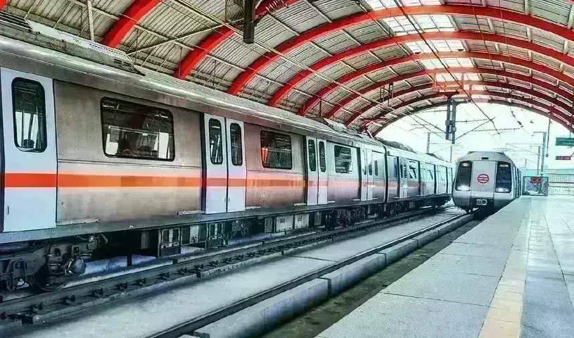 Delhi : మెట్రో రైలు కింద పడి మహిళ మృతి.. Delhi : మెట్రో రైలు కింద పడి మహిళ మృతి..