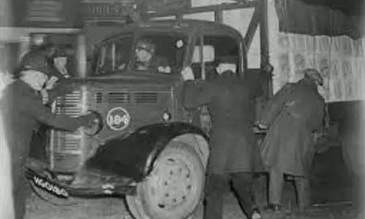 స్కూటీపై వచ్చి లారీని అడ్డగించి.. గొల్లూరులో దొంగల బీభత్సం స్కూటీపై వచ్చి లారీని అడ్డగించి.. గొల్లూరులో దొంగల బీభత్సం