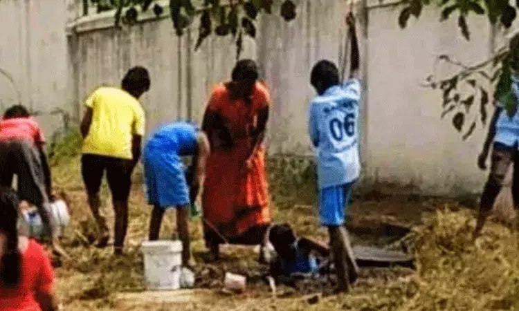 దళిత విద్యార్థులతో సెప్టిక్ ట్యాంక్ క్లీనింగ్.. ప్రిన్సిపాల్, వార్డెన్ సస్పెండ్ దళిత విద్యార్థులతో సెప్టిక్ ట్యాంక్ క్లీనింగ్.. ప్రిన్సిపాల్, వార్డెన్ సస్పెండ్