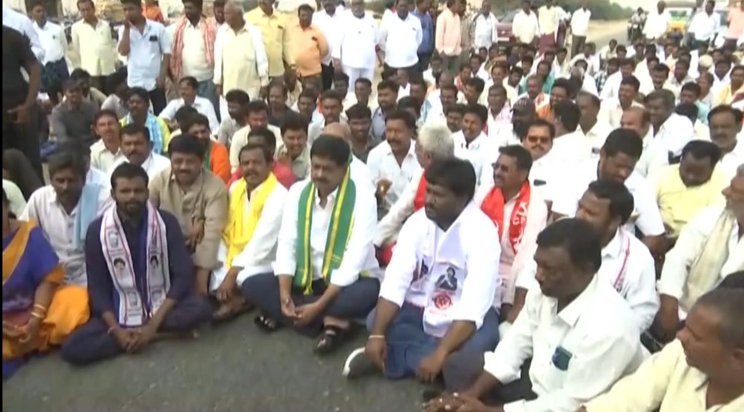 AP: సాగు నీటి కోసం రోడ్డెక్కిన అనంత రైతులు