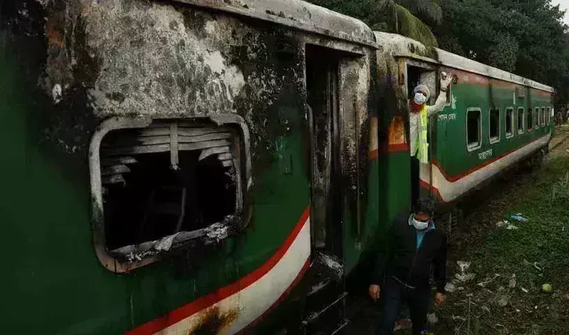 Train attack : బంగ్లాదేశ్‌లో రైలుకు నిప్పు, నలుగురు సజీవదహనం