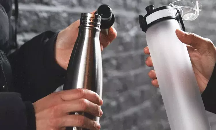 స్టెయిన్లెస్ స్టీల్ VS ప్లాస్టిక్ వాటర్ బాటిల్స్: ఏది బెస్ట్? స్టెయిన్లెస్ స్టీల్ VS ప్లాస్టిక్ వాటర్ బాటిల్స్: ఏది బెస్ట్?