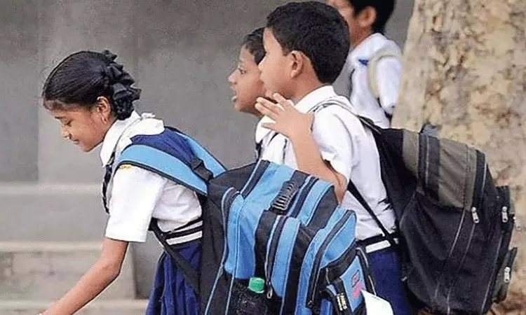 హమ్మయ్య.. బ్యాగ్ బరువు తగ్గుతోంది.. హమ్మయ్య.. బ్యాగ్ బరువు తగ్గుతోంది..