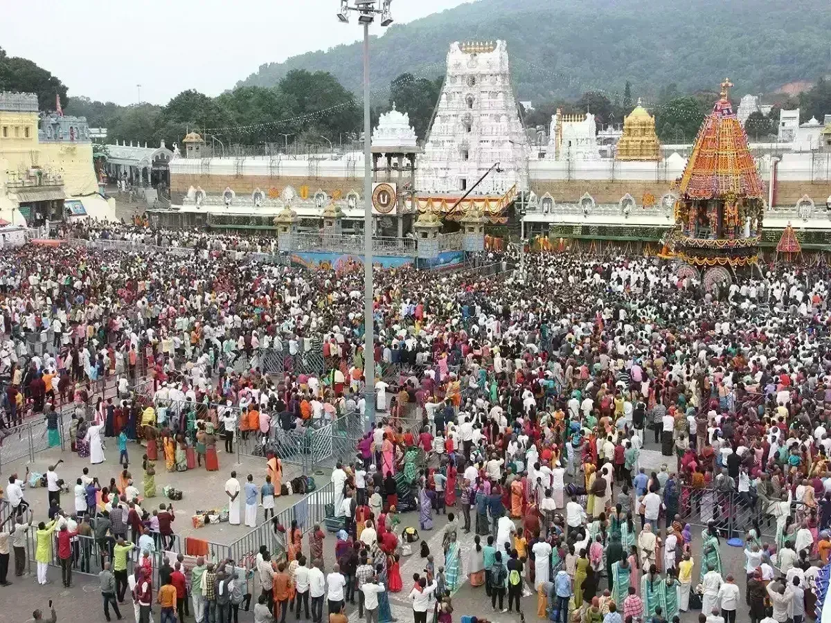 Tirumala: తిరుమల వైకుంఠద్వార సర్వదర్శనానికి పోటెత్తిన భక్తులు Tirumala: తిరుమల వైకుంఠద్వార సర్వదర్శనానికి పోటెత్తిన భక్తులు
