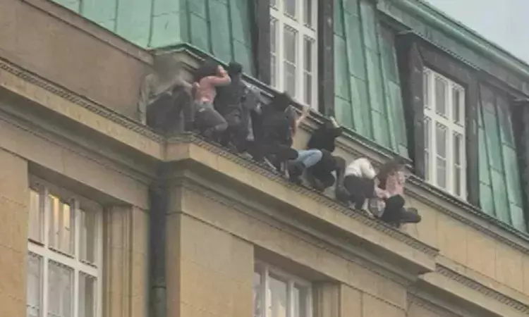 Prague university shooting : యూనివర్సిటీలో కాల్పుల కలకలం Prague university shooting : యూనివర్సిటీలో కాల్పుల కలకలం