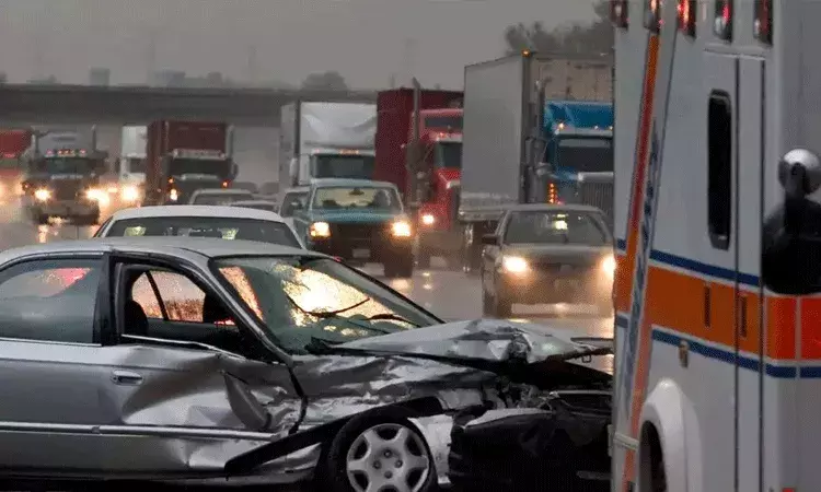 హన్మకొండ జిల్లాలో లారీ, కారు ఢీ.. నలుగురు మృతి, ముగ్గురికి గాయాలు