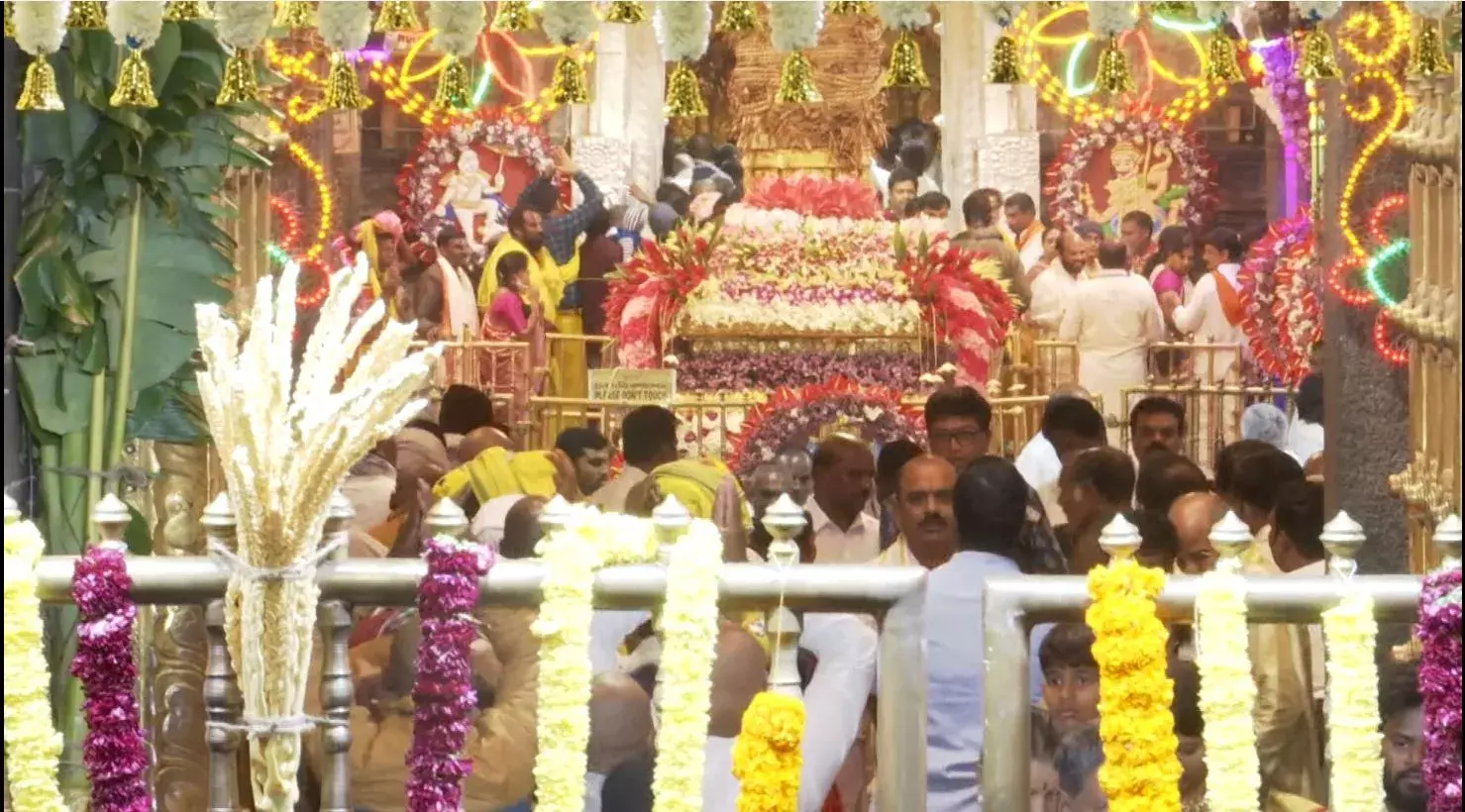 Vaikunta Ekadasi: వైకుంఠ ఏకాదశి వేళ ఆలయాలకు పోటెత్తిన భక్తులు Vaikunta Ekadasi: వైకుంఠ ఏకాదశి వేళ ఆలయాలకు పోటెత్తిన భక్తులు