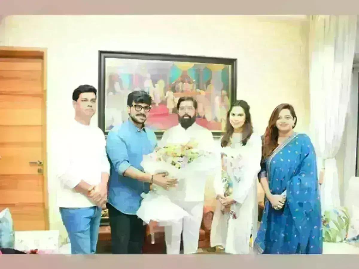 Ram Charan : మహారాష్ట్ర సీఎంతో రామ్ చరణ్ దంపతులు భేటీ Ram Charan : మహారాష్ట్ర సీఎంతో రామ్ చరణ్ దంపతులు భేటీ
