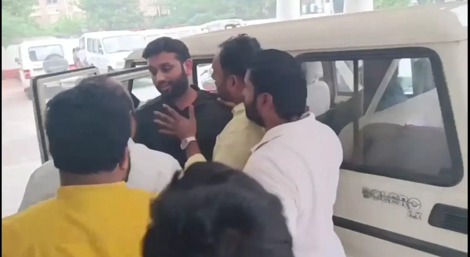 AP: ప్రవాసాంధ్రుడు ।యష్  అరెస్ట్ దుమారం AP: ప్రవాసాంధ్రుడు ।యష్  అరెస్ట్ దుమారం