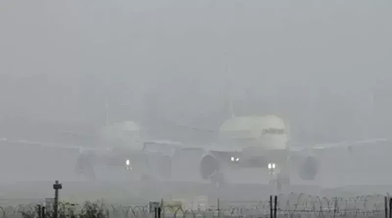 Delhi Fog : ఢిల్లీలో దట్టమైన పొగమంచు.. Delhi Fog : ఢిల్లీలో దట్టమైన పొగమంచు..