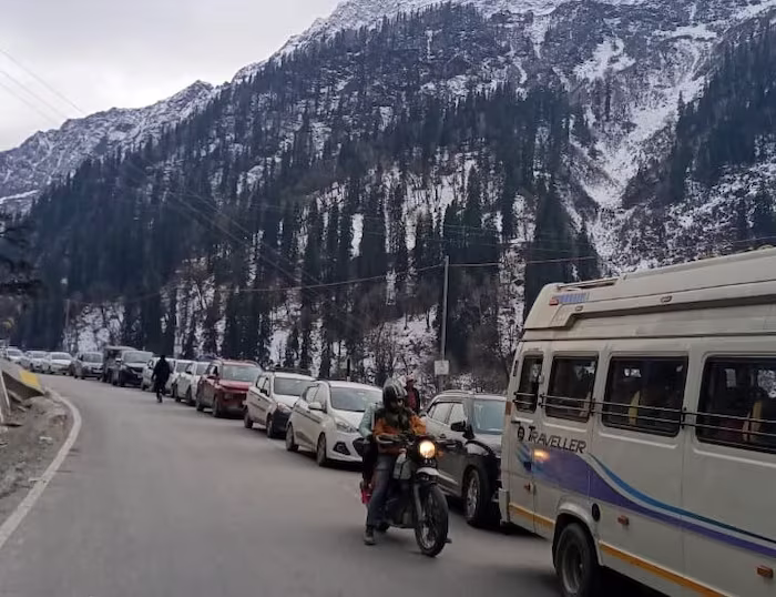 Manali Tourist Rush: హిమాచల్కు పోటెత్తిన టూరిస్టులు.. Manali Tourist Rush: హిమాచల్కు పోటెత్తిన టూరిస్టులు..