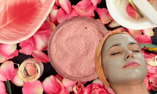 ముఖంలో మెరుపు కోసం.. రోజ్ వాటర్‌తో ఫేషియల్..