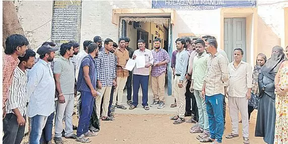 AP: ఆందోళన బాట పట్టిన జగన్ సొంత సైన్యం AP: ఆందోళన బాట పట్టిన జగన్ సొంత సైన్యం