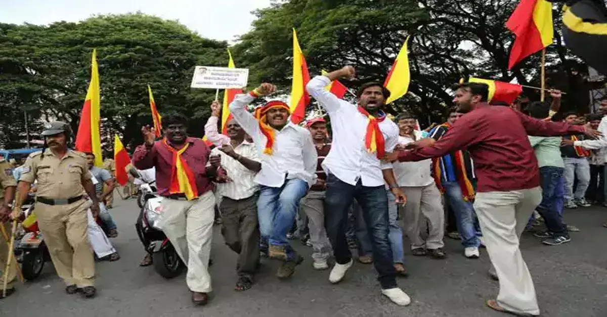 Bengaluru: నేమ్ప్లేట్లలో ‘60% కన్నడ’ఆదేశాలపై ర్యాలీలు Bengaluru: నేమ్ప్లేట్లలో ‘60% కన్నడ’ఆదేశాలపై ర్యాలీలు