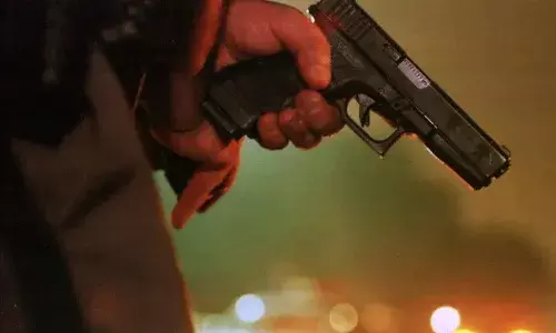 క్రిస్మస్ బహుమతులపై గొడవ.. సోదరిని కాల్చి చంపిన సోదరుడు క్రిస్మస్ బహుమతులపై గొడవ.. సోదరిని కాల్చి చంపిన సోదరుడు