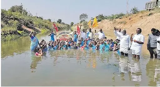 AP: కొనసాగుతున్న అంగన్వాడీల ఆందోళన AP: కొనసాగుతున్న అంగన్వాడీల ఆందోళన