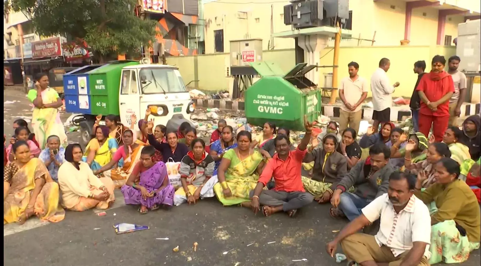 AP: ఏపీలోపారిశుద్ధ్య కార్మికుల ఆందోళనలో ఉద్రిక్తత