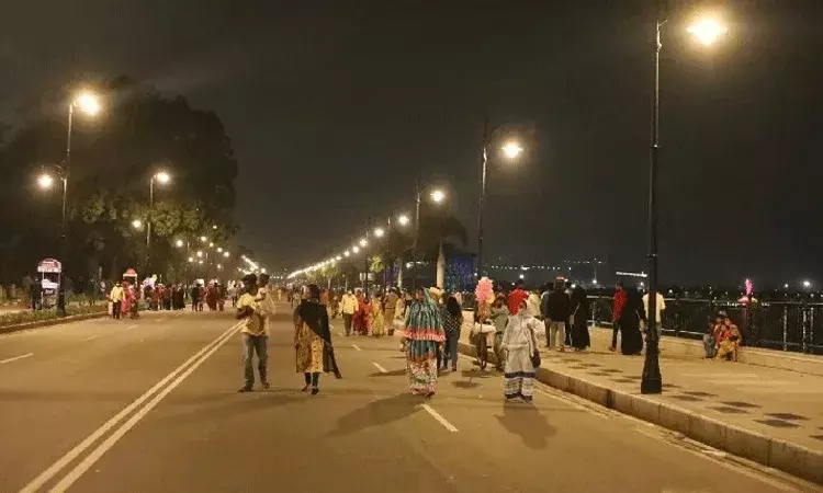 హైదరాబాద్లో నూతన సంవత్సర వేడుకలు.. ట్రాఫిక్ ఆంక్షలు హైదరాబాద్లో నూతన సంవత్సర వేడుకలు.. ట్రాఫిక్ ఆంక్షలు