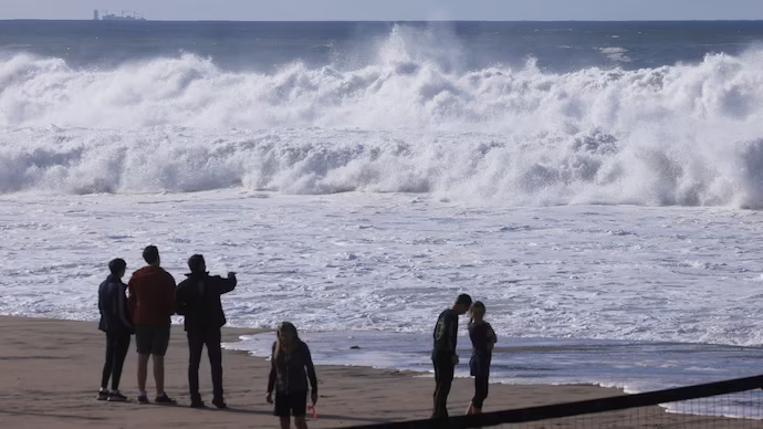 California: కాలిఫోర్నియాలో భయపెడుతున్న రాకాసి అలలు California: కాలిఫోర్నియాలో భయపెడుతున్న రాకాసి అలలు