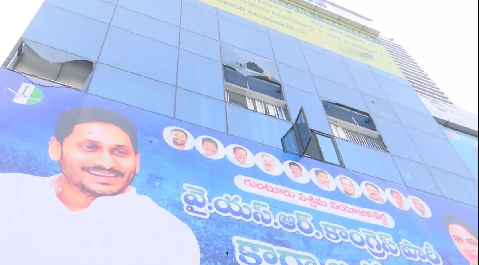 TDP: వైసీపీ గ్రూపు తగాదాల వల్లే రజినీ కార్యాలయంపై దాడి! TDP: వైసీపీ గ్రూపు తగాదాల వల్లే రజినీ కార్యాలయంపై దాడి!