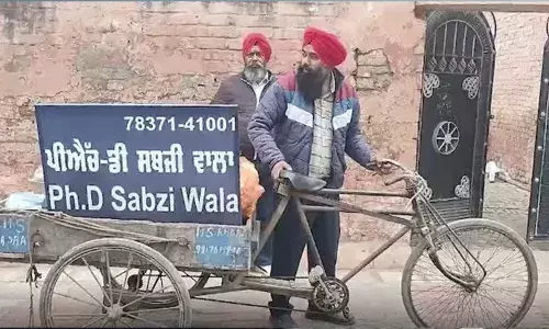 చేతిలో 4 మాస్టర్స్ డిగ్రీలు.. చేస్తున్న ఉద్యోగాన్ని వదిలి కూరగాయలు అమ్ముతూ..