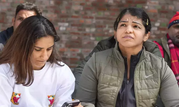 బ్రిజ్ భూషణ్ గూండాలు అమ్మని బెదిరిస్తున్నారు.. రక్షణ కల్పించండి: సాక్షి మాలిక్ బ్రిజ్ భూషణ్ గూండాలు అమ్మని బెదిరిస్తున్నారు.. రక్షణ కల్పించండి: సాక్షి మాలిక్