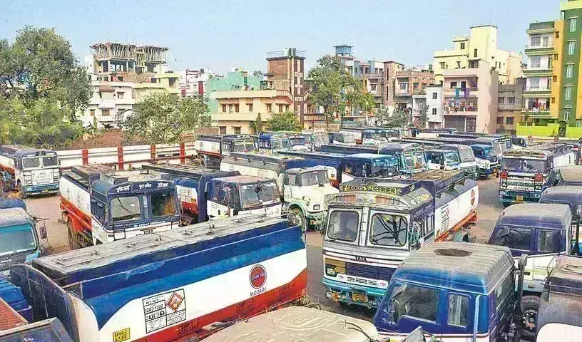 Truckers : కేంద్రప్రభుత్వంతోట్రక్ డ్రైవర్ల  సంఘం చర్చలు సఫలం Truckers : కేంద్రప్రభుత్వంతోట్రక్ డ్రైవర్ల  సంఘం చర్చలు సఫలం