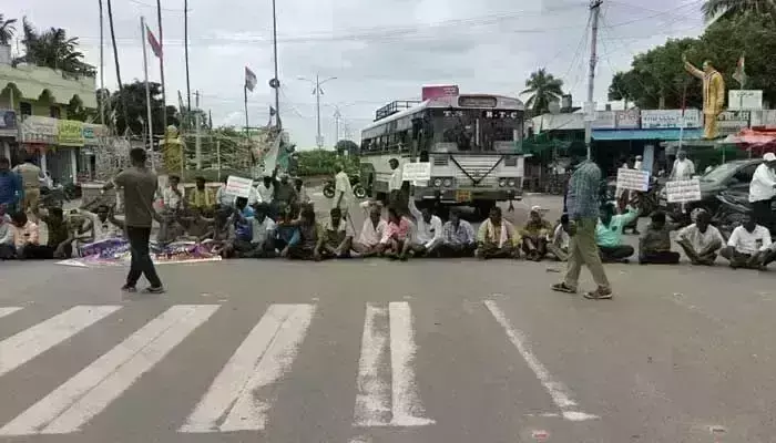 Sanitation Workers: కొనసాగుతున్న  పారిశుద్ధ్య కార్మికుల ఆందోళన.. Sanitation Workers: కొనసాగుతున్న  పారిశుద్ధ్య కార్మికుల ఆందోళన..